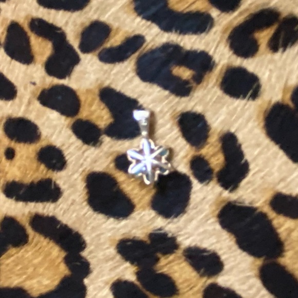 Dainty genuine gold emerald and diamond flower pendant - Picture 2 of 4